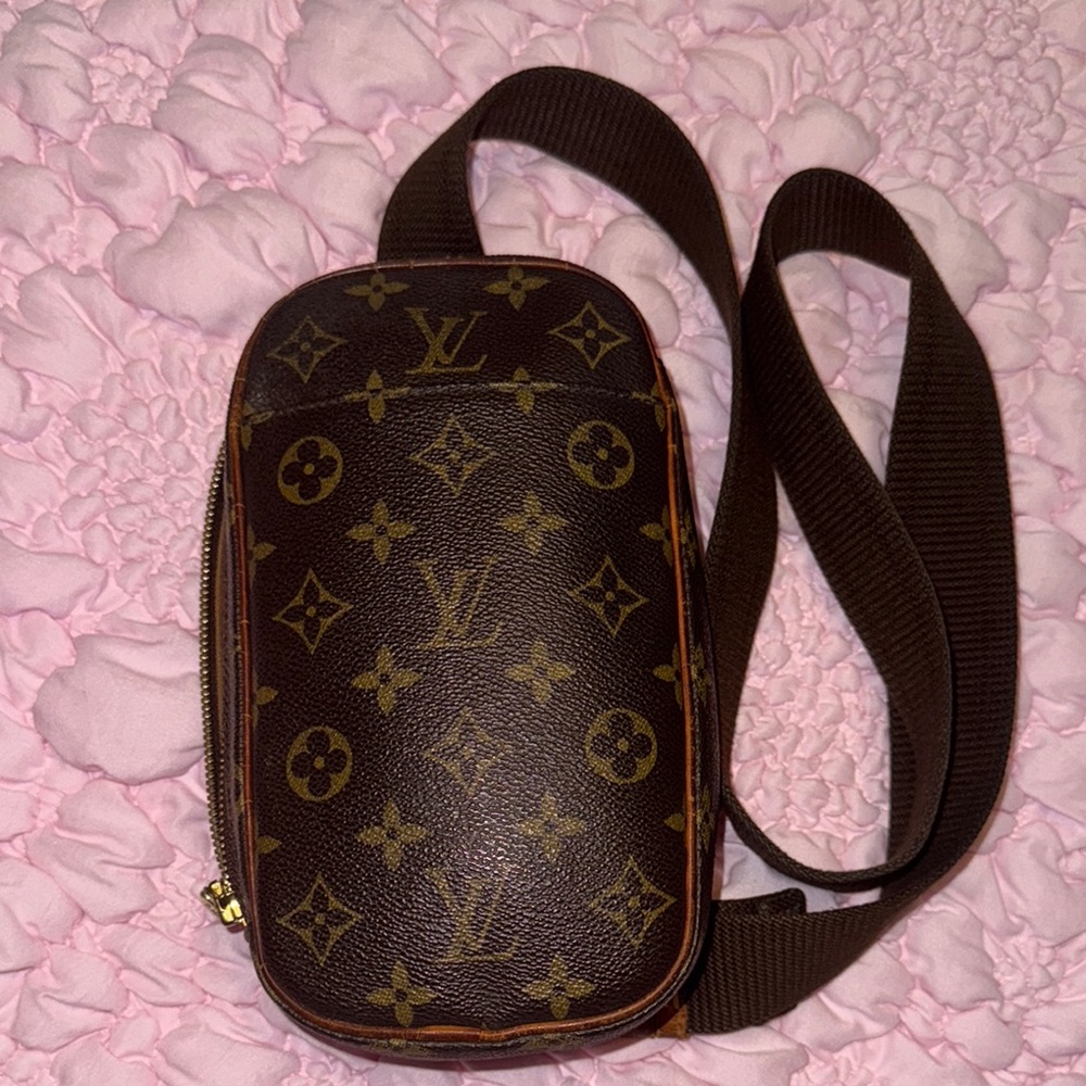 Louis Vuitton Monogram Sling Pochette Gange